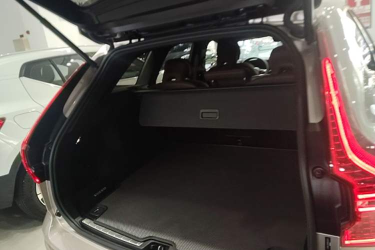 Used Volvo XC60 2023 B5 4x4 Smart Luxury Edition Trunk