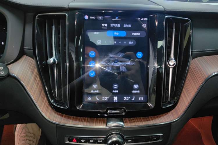 Used Volvo XC60 2024 B5 4x4 Smart Luxury Edition Audio And AC Panel