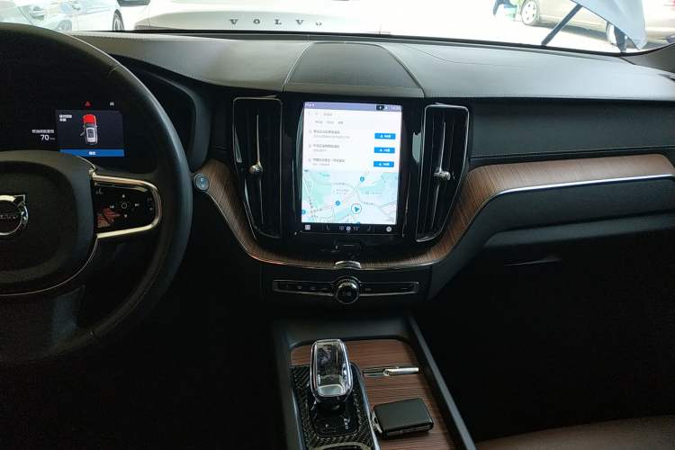 Used Volvo XC60 2024 B5 4x4 Smart Luxury Edition Audio And AC Panel