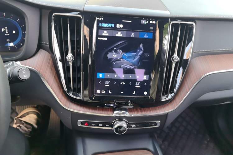 Used Volvo XC60 2024 B5 4x4 Smart Luxury Edition Audio And AC Panel