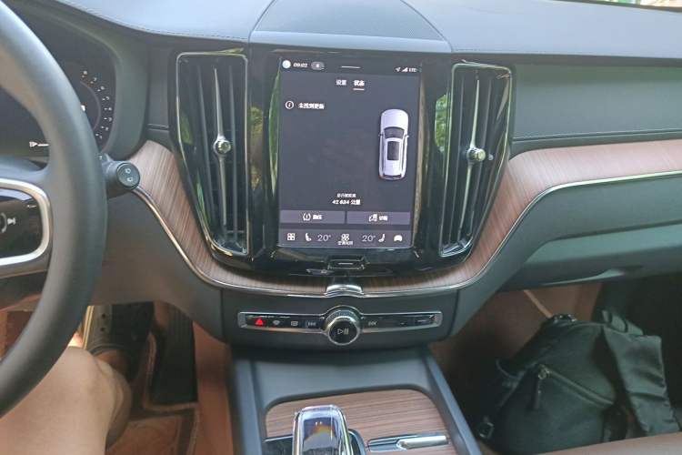 Used Volvo XC60 2024 B5 4x4 Smart Luxury Edition Audio And AC Panel