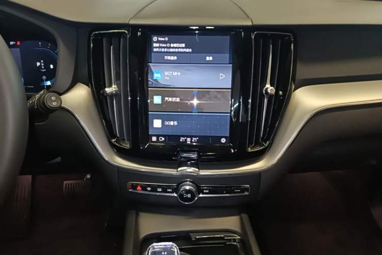 Used Volvo XC60 2024 B5 4x4 Smart Luxury Edition Audio And AC Panel