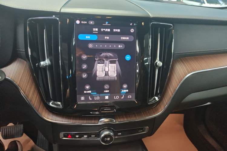 Used Volvo XC60 2024 B5 4x4 Smart Luxury Edition Audio And AC Panel