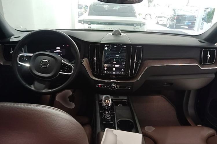 Used Volvo XC60 2024 B5 4x4 Smart Luxury Edition Center Console