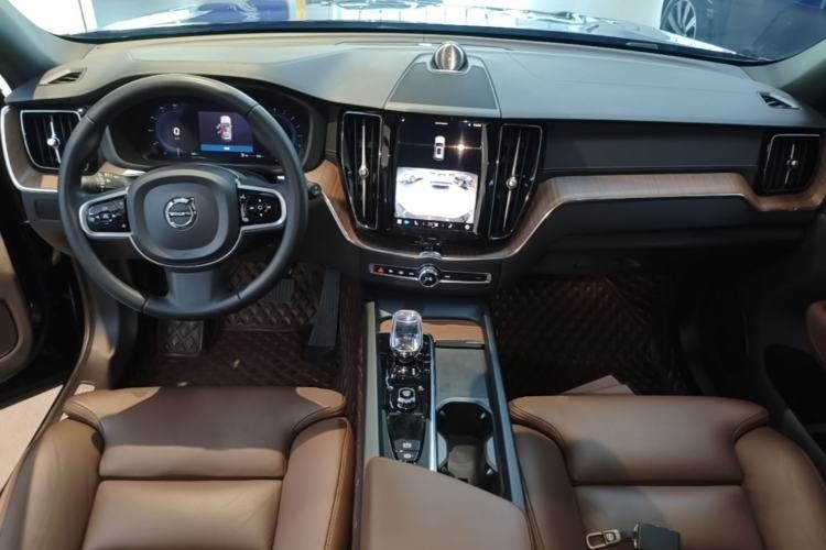 Used Volvo XC60 2024 B5 4x4 Smart Luxury Edition Center Console