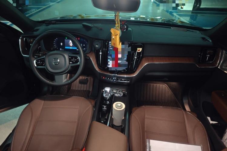 Used Volvo XC60 2024 B5 4x4 Smart Luxury Edition Center Console