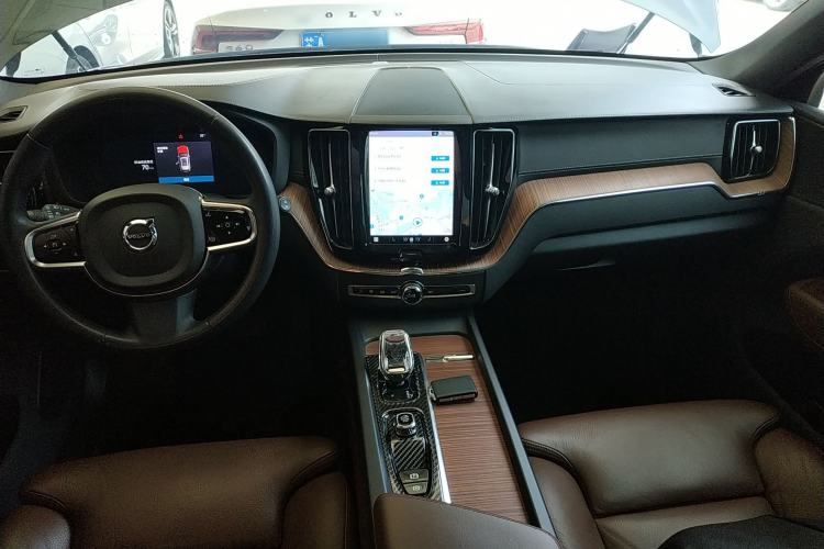 Used Volvo XC60 2024 B5 4x4 Smart Luxury Edition Center Console