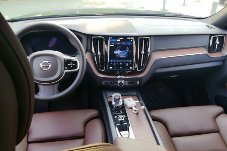 Used Volvo XC60 2024 B5 4x4 Smart Luxury Edition Center Console