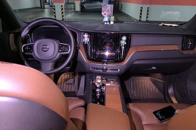 Used Volvo XC60 2024 B5 4x4 Smart Luxury Edition Center Console