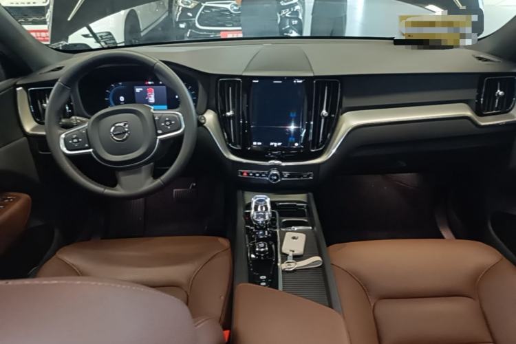Used Volvo XC60 2024 B5 4x4 Smart Luxury Edition Center Console