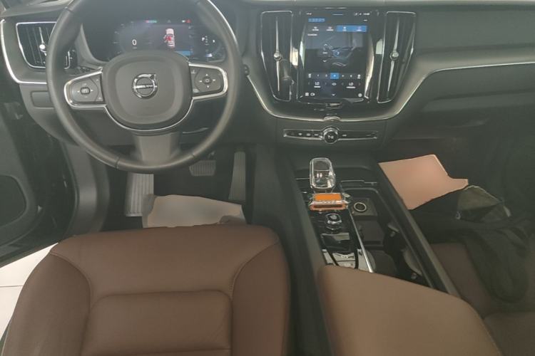 Used Volvo XC60 2024 B5 4x4 Smart Luxury Edition Center Console