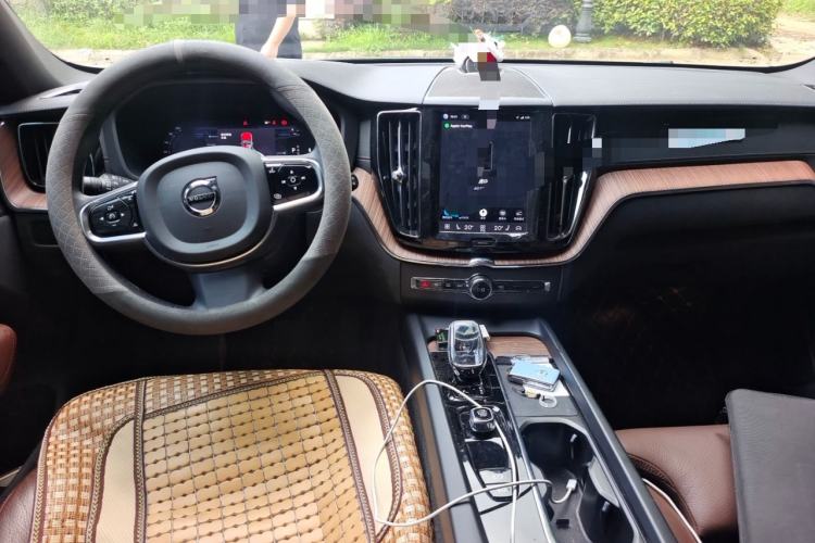 Used Volvo XC60 2024 B5 4x4 Smart Luxury Edition Center Console