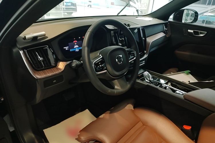 Used Volvo XC60 2024 B5 4x4 Smart Luxury Edition Center Console