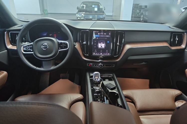 Used Volvo XC60 2024 B5 4x4 Smart Luxury Edition Center Console