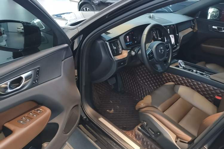 Used Volvo XC60 2024 B5 4x4 Smart Luxury Edition Driver Seat