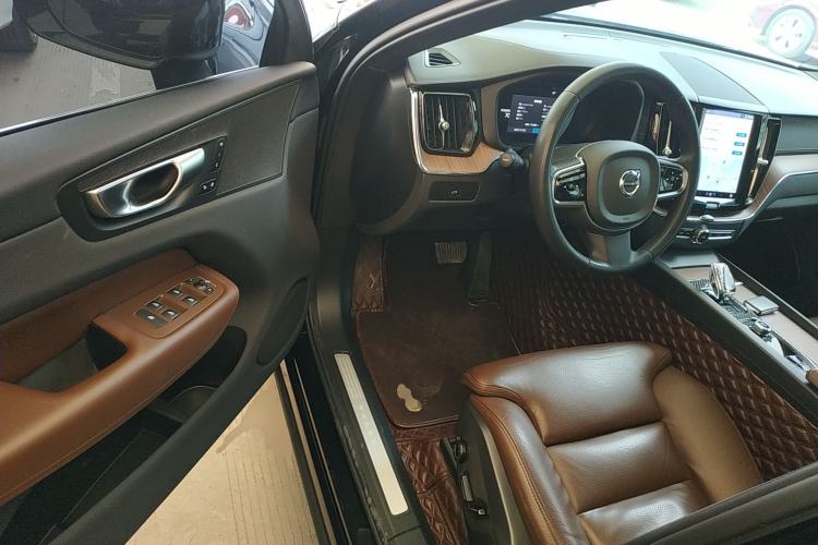 Used Volvo XC60 2024 B5 4x4 Smart Luxury Edition Driver Seat