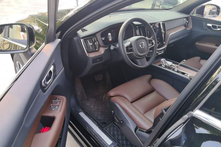 Used Volvo XC60 2024 B5 4x4 Smart Luxury Edition Driver Seat