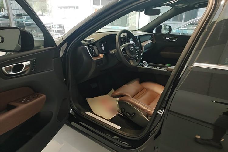 Used Volvo XC60 2024 B5 4x4 Smart Luxury Edition Driver Seat