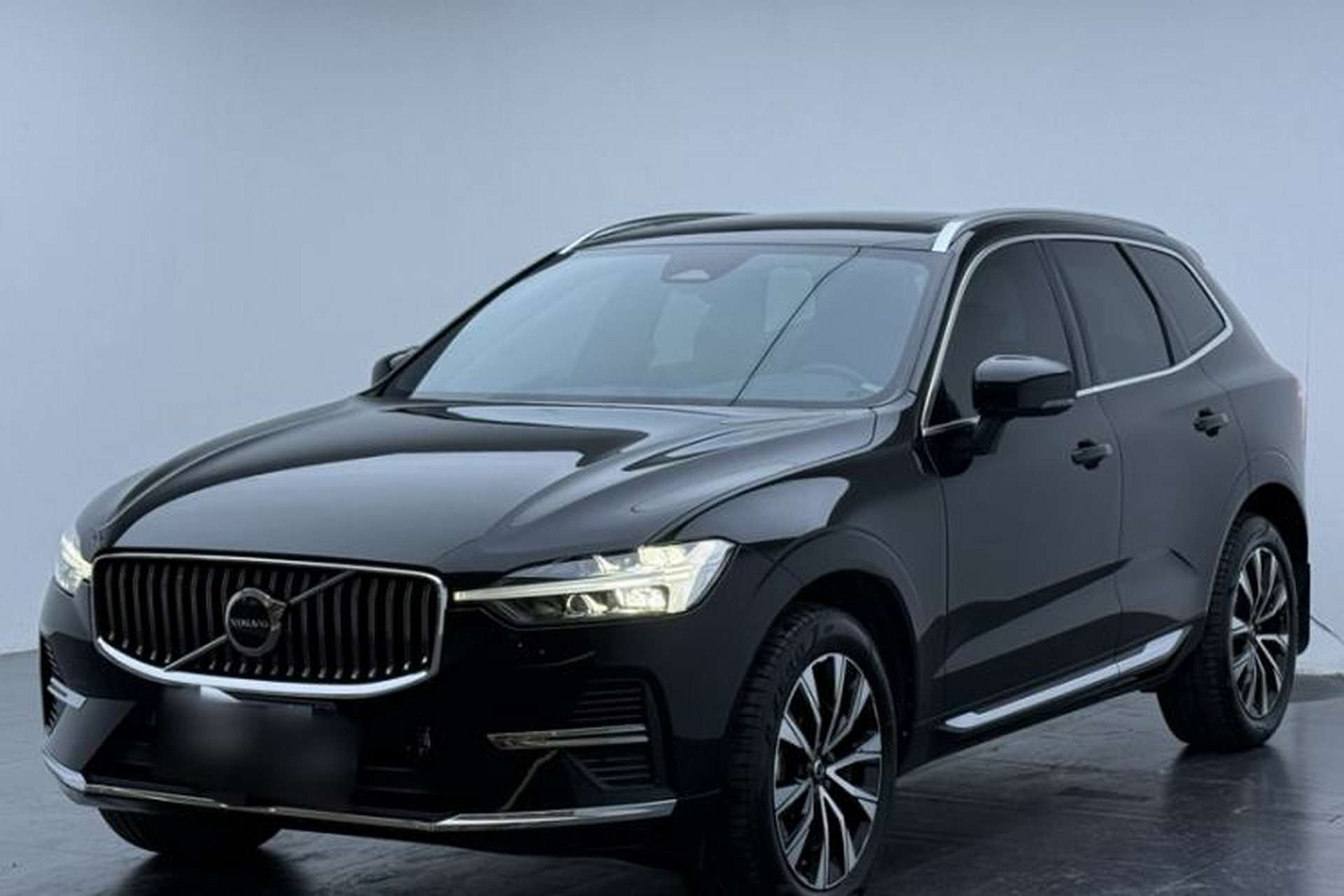 Used Volvo XC60 2024 B5 4x4 Smart Luxury Edition Front Left 45 Deg