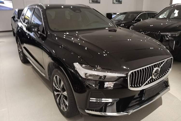 Used Volvo XC60 2024 B5 4x4 Smart Luxury Edition Front Right 45 Deg