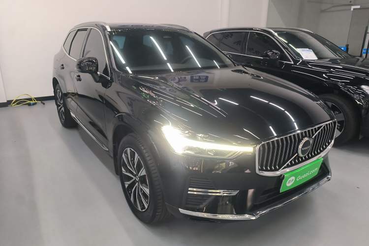 Used Volvo XC60 2024 B5 4x4 Smart Luxury Edition Front Right 45 Deg