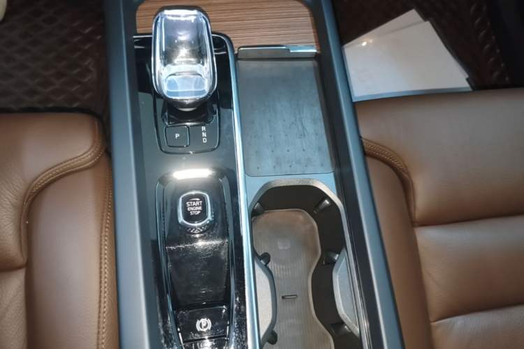 Used Volvo XC60 2024 B5 4x4 Smart Luxury Edition Gear Lever