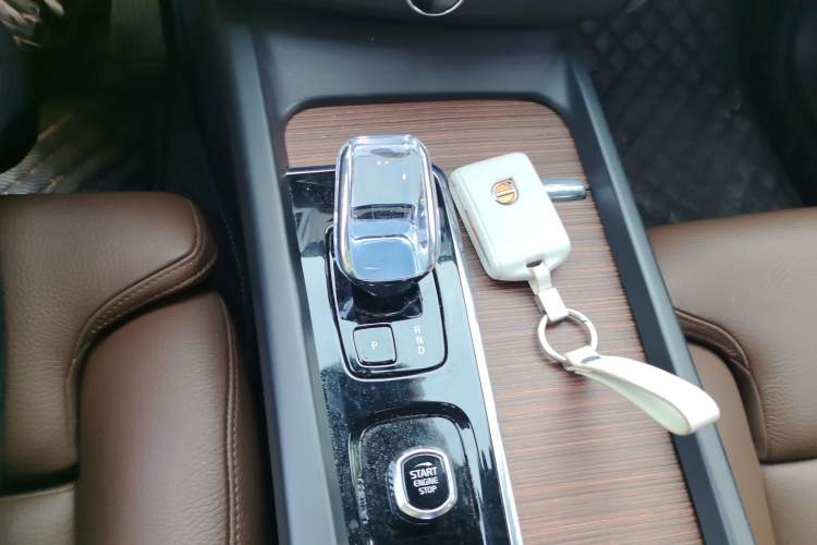 Used Volvo XC60 2024 B5 4x4 Smart Luxury Edition Gear Lever