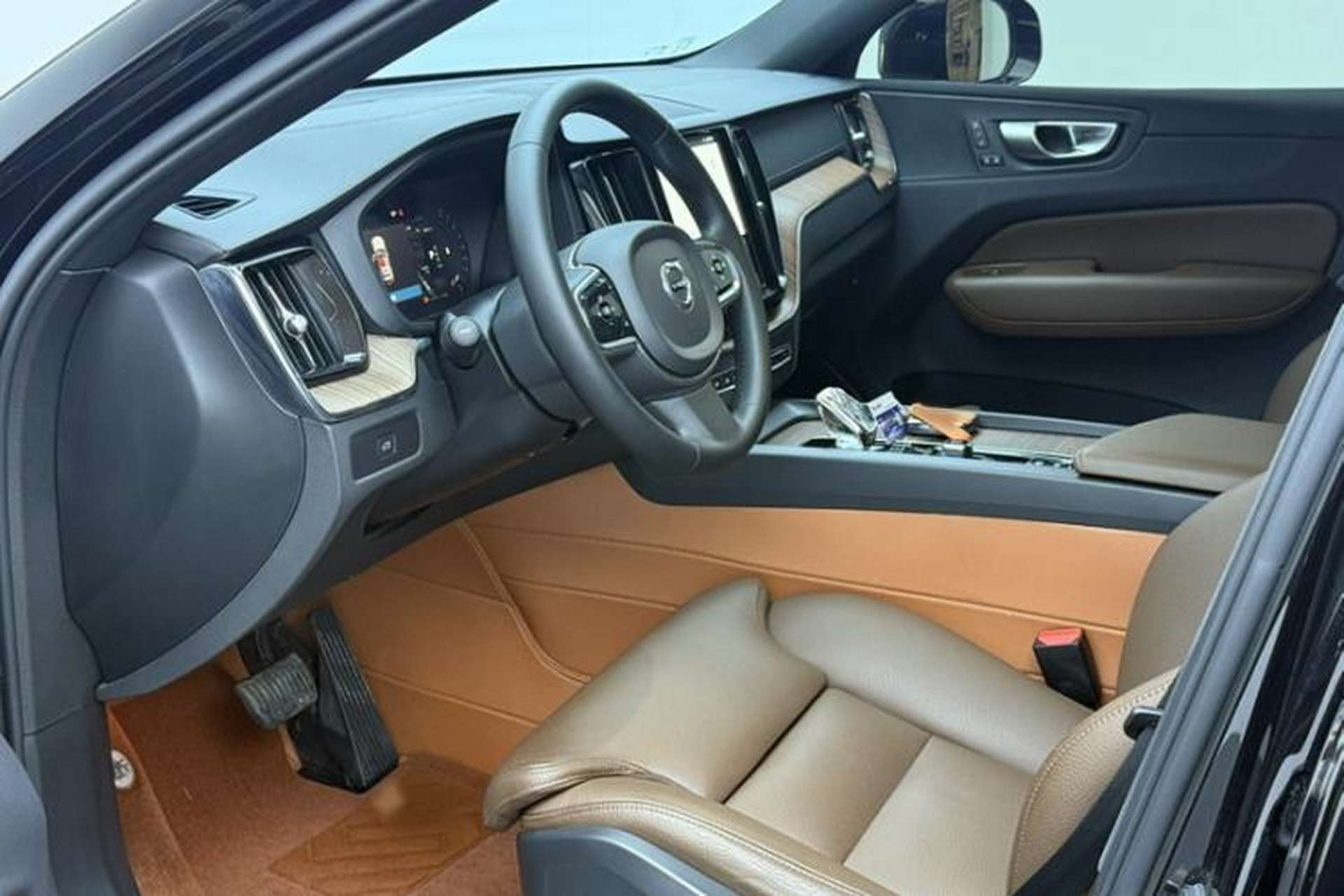 Used Volvo XC60 2024 B5 4x4 Smart Luxury Edition Interior 10