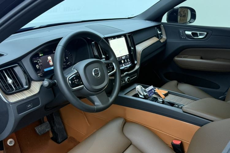 Used Volvo XC60 2024 B5 4x4 Smart Luxury Edition Interior 2