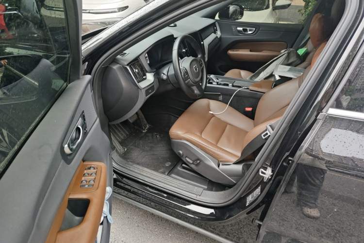 Used Volvo XC60 2024 B5 4x4 Smart Luxury Edition Left Front Seat