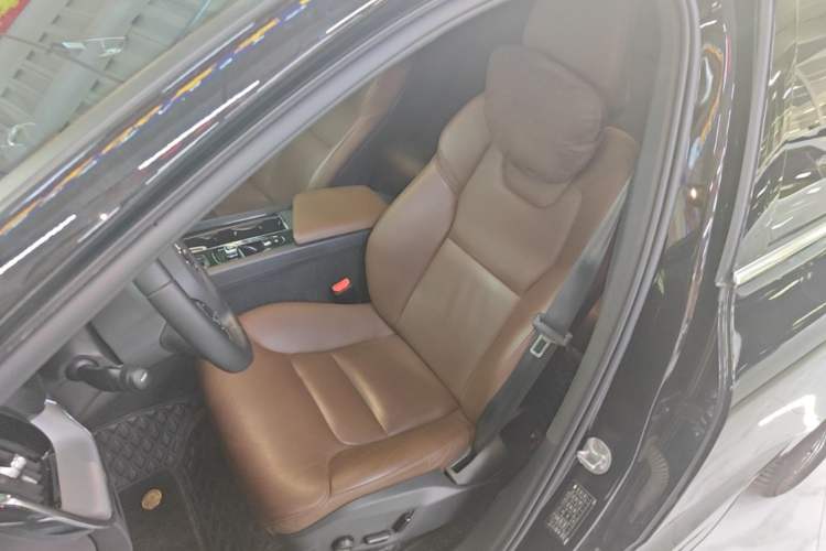 Used Volvo XC60 2024 B5 4x4 Smart Luxury Edition Left Front Seat