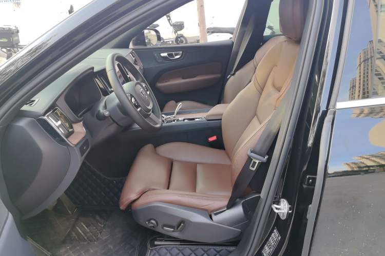 Used Volvo XC60 2024 B5 4x4 Smart Luxury Edition Left Front Seat