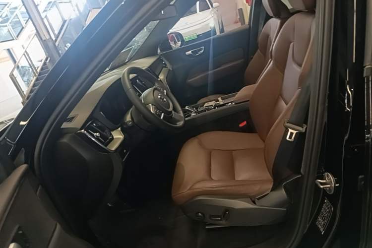 Used Volvo XC60 2024 B5 4x4 Smart Luxury Edition Left Front Seat