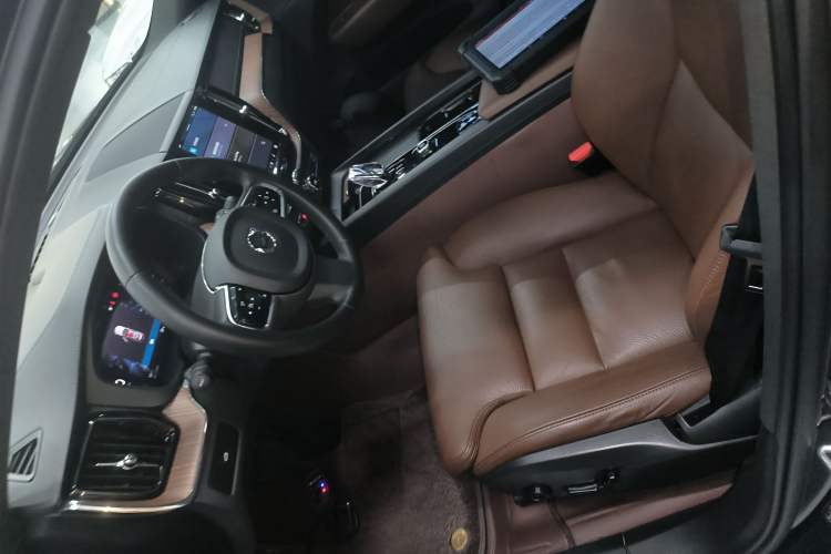 Used Volvo XC60 2024 B5 4x4 Smart Luxury Edition Left Front Seat
