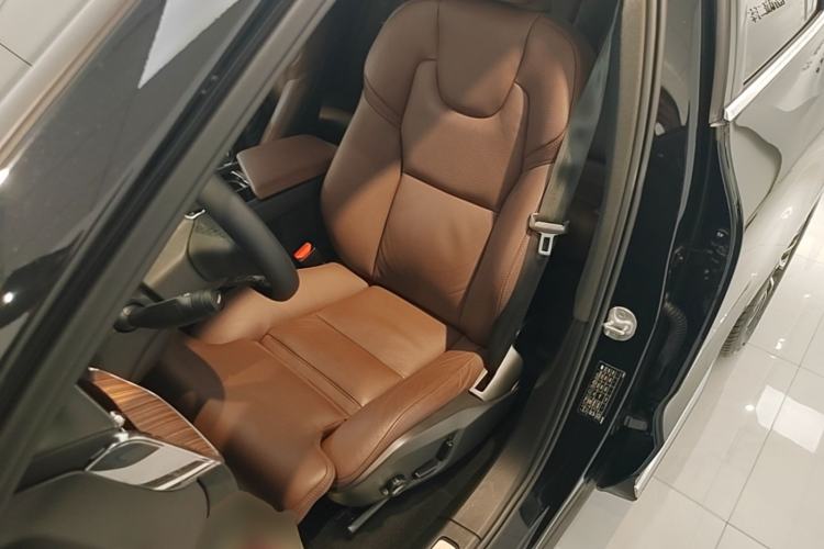 Used Volvo XC60 2024 B5 4x4 Smart Luxury Edition Left Front Seat