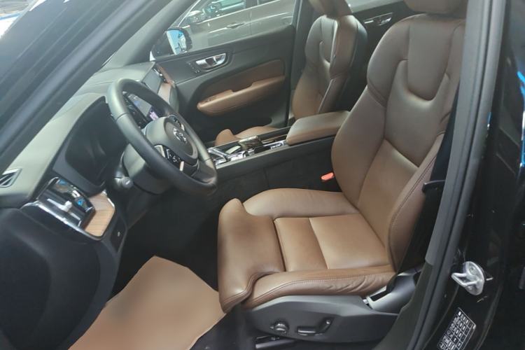 Used Volvo XC60 2024 B5 4x4 Smart Luxury Edition Left Front Seat
