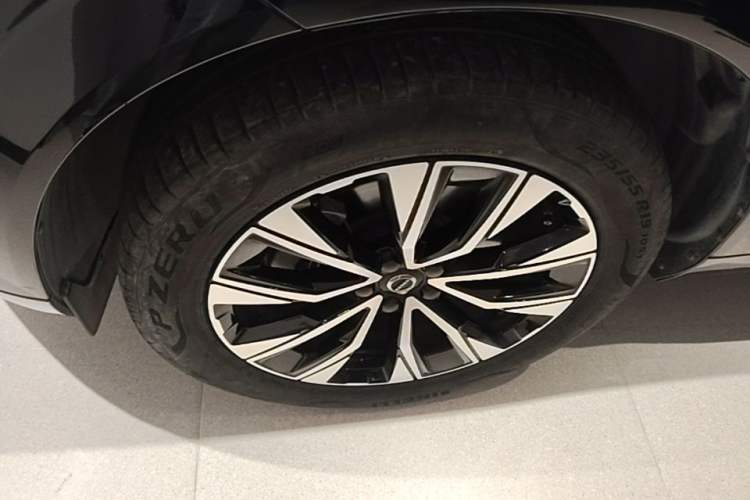 Used Volvo XC60 2024 B5 4x4 Smart Luxury Edition Left Front Wheel Hub