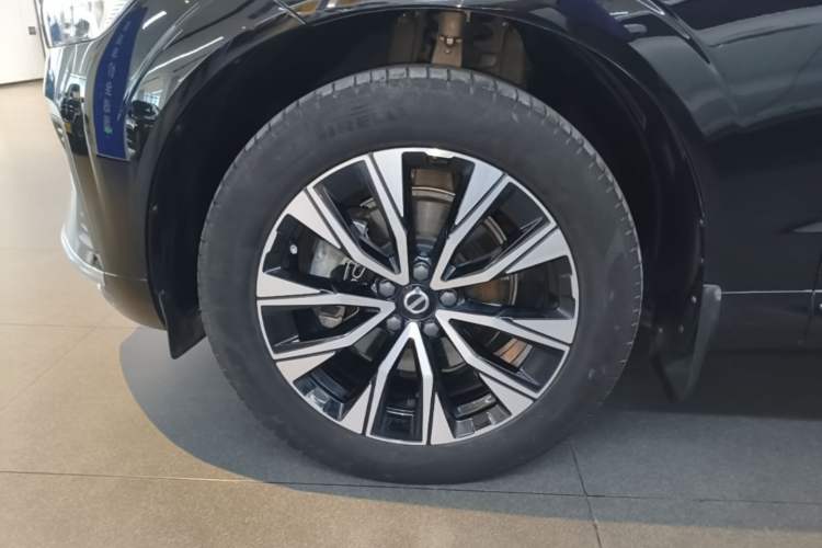 Used Volvo XC60 2024 B5 4x4 Smart Luxury Edition Left Front Wheel Hub