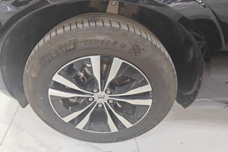 Used Volvo XC60 2024 B5 4x4 Smart Luxury Edition Left Front Wheel Hub