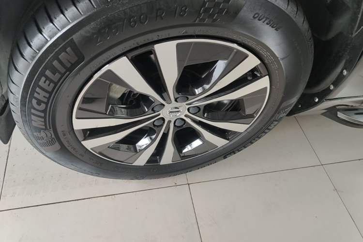 Used Volvo XC60 2024 B5 4x4 Smart Luxury Edition Left Front Wheel Hub