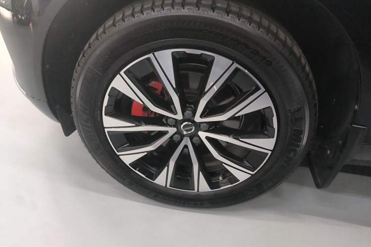 Used Volvo XC60 2024 B5 4x4 Smart Luxury Edition Left Front Wheel Hub