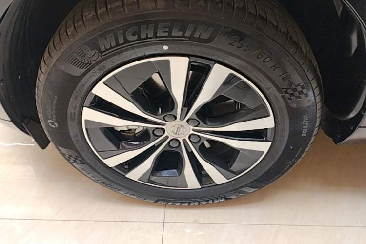 Used Volvo XC60 2024 B5 4x4 Smart Luxury Edition Left Front Wheel Hub