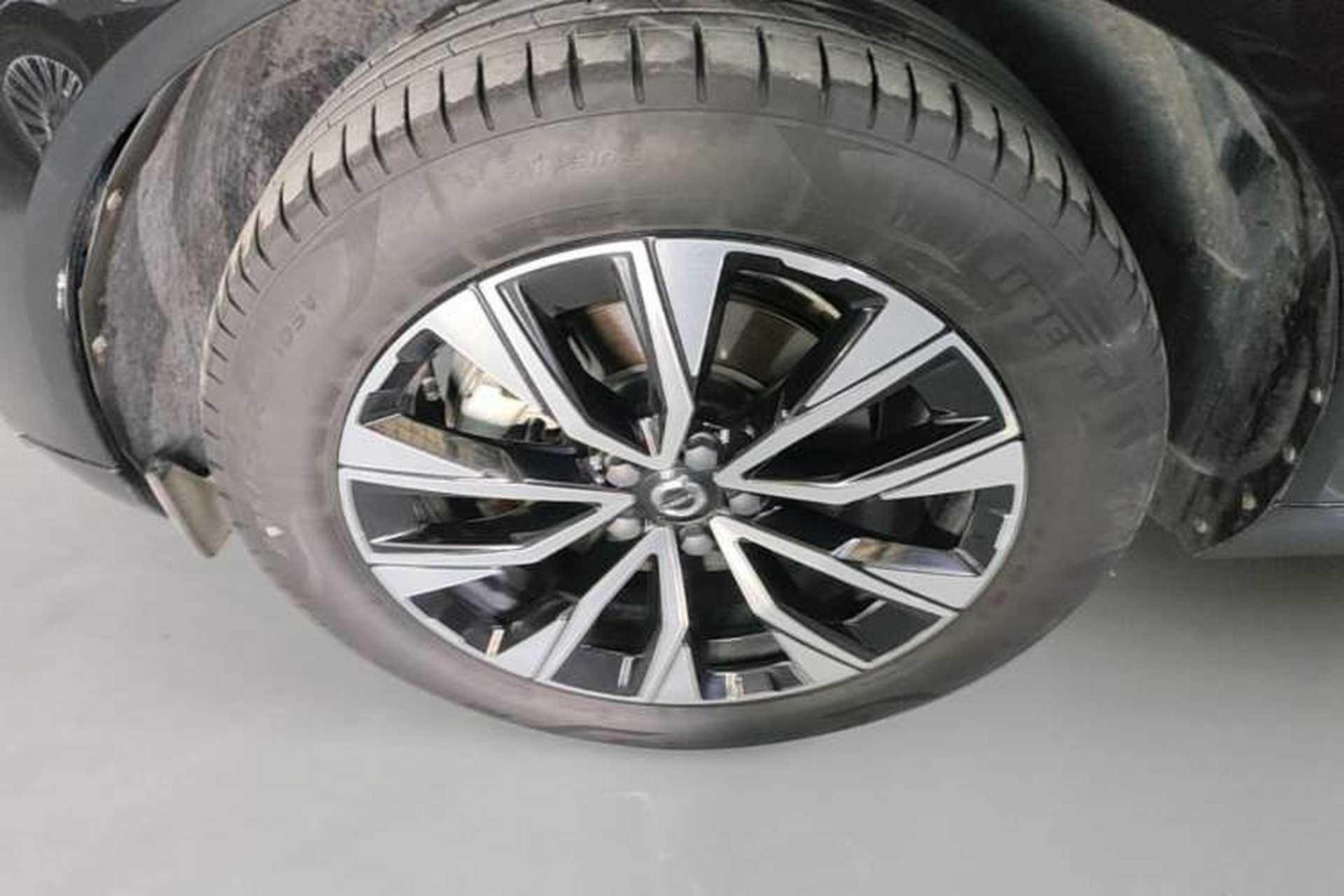 Used Volvo XC60 2024 B5 4x4 Smart Luxury Edition Left Front Wheel Hub