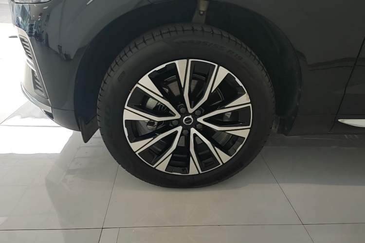 Used Volvo XC60 2024 B5 4x4 Smart Luxury Edition Left Front Wheel Hub