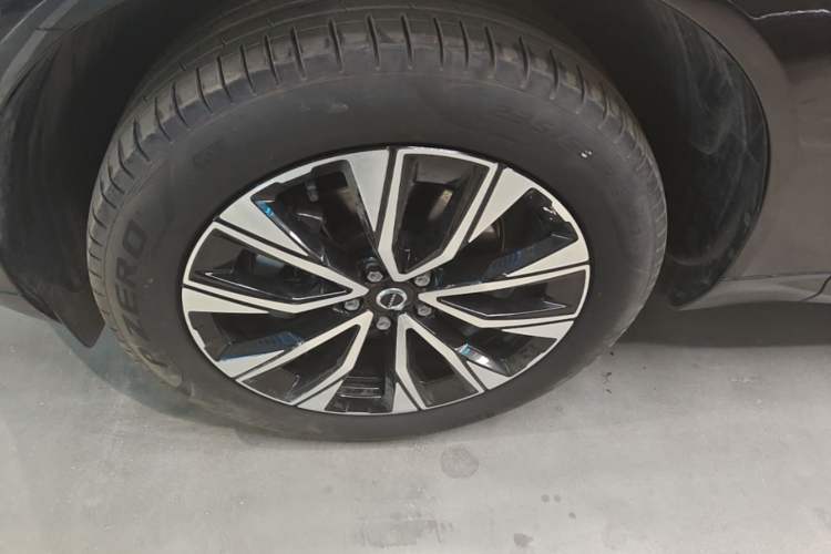 Used Volvo XC60 2024 B5 4x4 Smart Luxury Edition Left Front Wheel Hub
