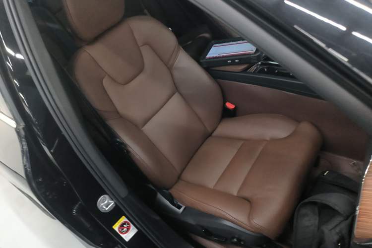 Used Volvo XC60 2024 B5 4x4 Smart Luxury Edition Right Front Seat