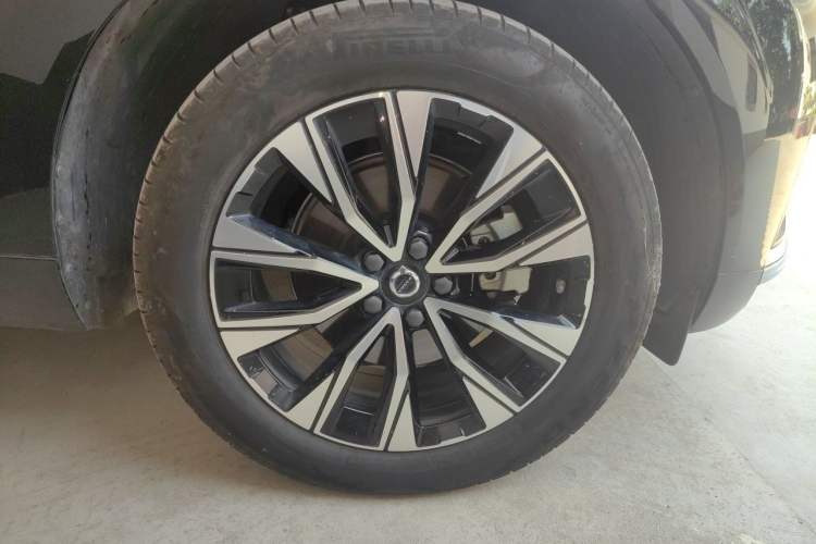 Used Volvo XC60 2024 B5 4x4 Smart Luxury Edition Right Front Wheel Hub