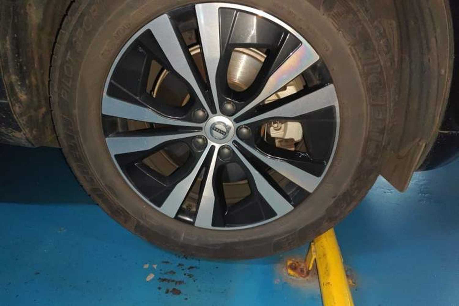 Used Volvo XC60 2024 B5 4x4 Smart Luxury Edition Right Front Wheel Hub