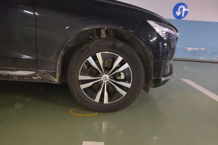 Used Volvo XC60 2024 B5 4x4 Smart Luxury Edition Right Front Wheel Hub