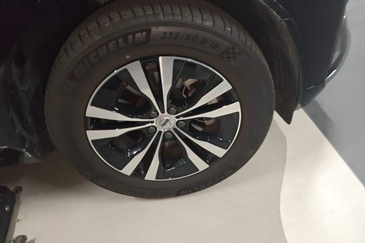 Used Volvo XC60 2024 B5 4x4 Smart Luxury Edition Right Front Wheel Hub